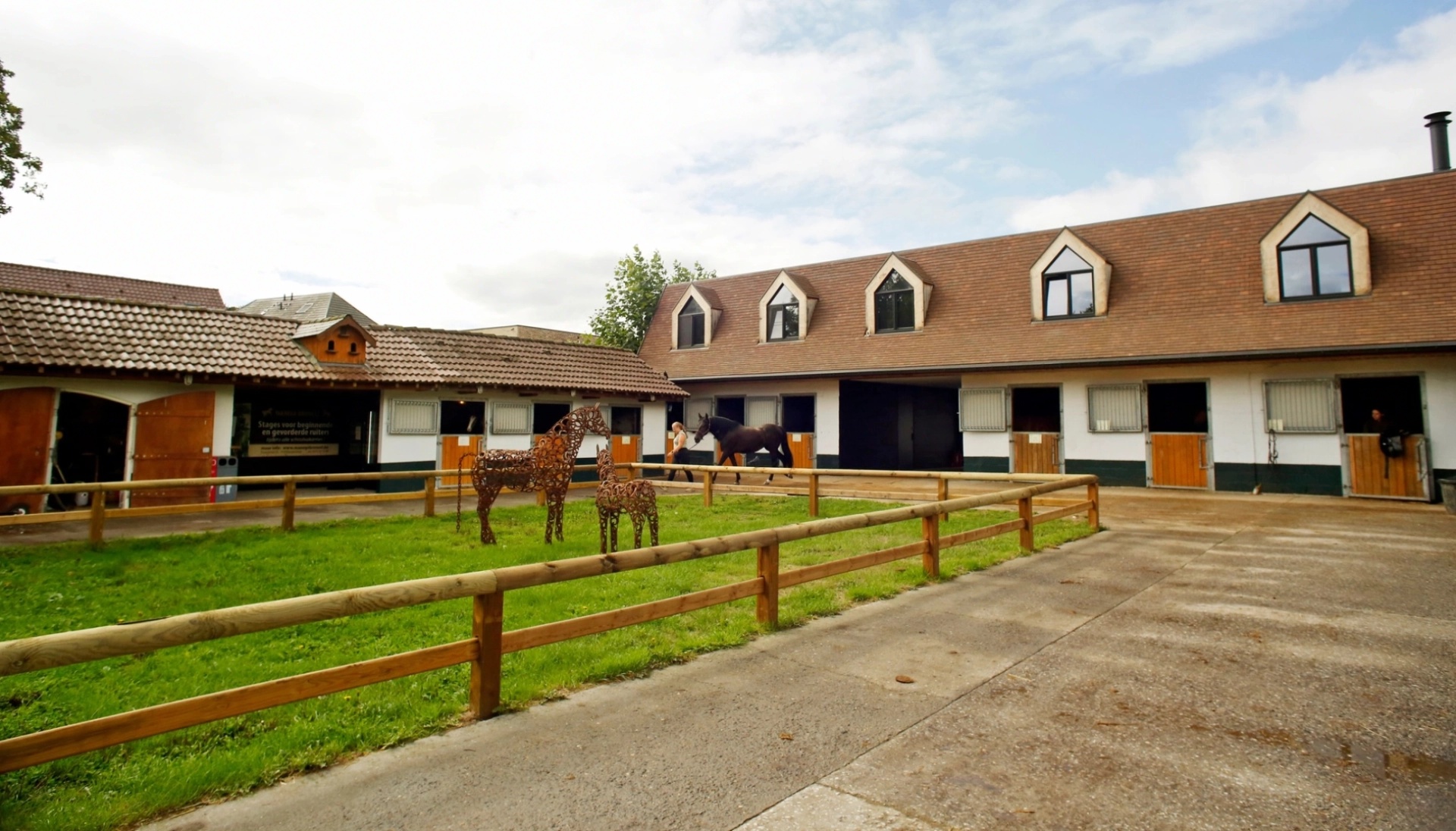 Prachtige Manege te Koop – Jouw Droomlocatie Voor Paardenliefhebbers